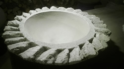 Betonschale mit 
strahlenförmigen Rand